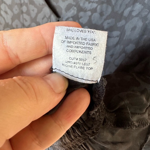 Muted leopard print black bell sleeve tunic blouse Medium - Picture 4 of 6